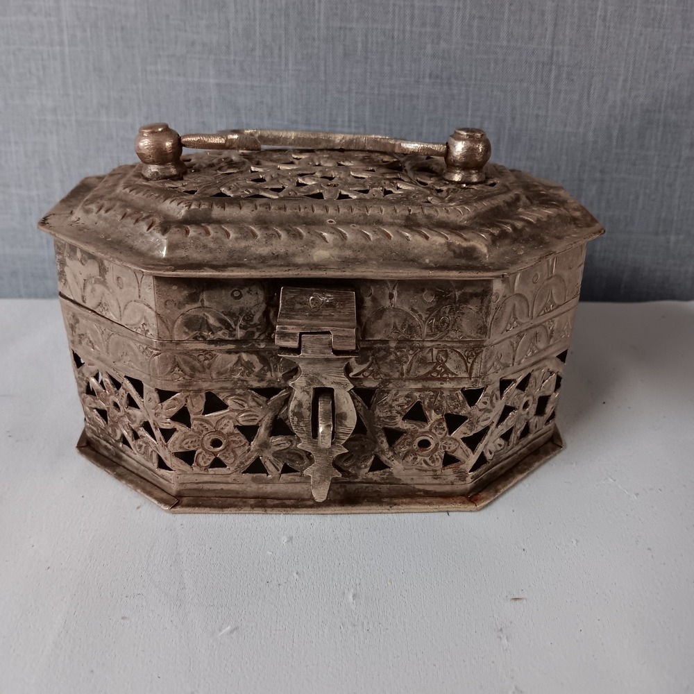 Vintage Brass Filigree Jewelry Trinket Box Hinged Lidded Floral Keepsake Chest - Picture 3 of 10